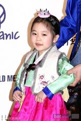 组图：韩星文彩苑性感出席活动 安贞焕夫妇等亮相