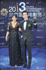 组图：俞灏明陈燃亮相闭幕式蓝毯