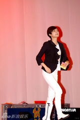 幻灯组图：李宇春韩红不务正业聊火锅 王蓉容貌大变