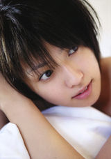 组图：深田恭子短发写真 夏日清凉装扮秀丰胸