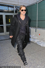 组图：皮特独自现身洛杉矶 帅气黑装狂荡不羁