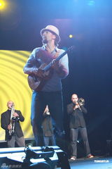 组图：杰森玛耶兹香港开唱 演唱会座无虚席