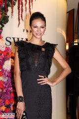 组图：汪圆圆斜肩礼服大方 Rosemary秀性感