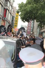 幻灯图：黄晓明白马王子LOOK代言 亲民举动引爆全场