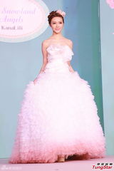 组图：李蕴穿婚纱性感走秀 情人节微博大秀恩爱