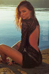 组图：米兰达豪放登杂志 山水间翻滚遐想无限