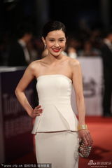 组图：郭采洁亮相红毯 抹胸裙配短发清爽干练