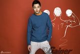 组图：李东学写真变身运动潮男 笑容迷人