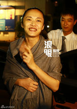 独家：姚晨产后首度现身 抱子出院心情好