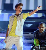 组图：美国公告牌音乐奖 贾斯汀-比伯休闲装出席