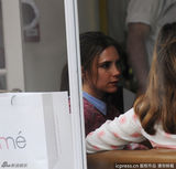 组图：贝嫂携友人喝下午茶 衣着时尚优雅迷人