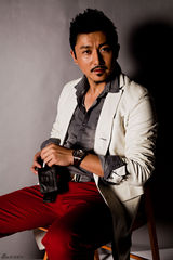 组图：涂松岩最新杂志大片 睿智绅士演绎英伦风尚