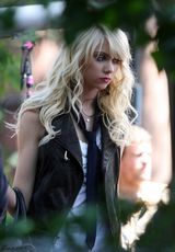 高清组图：泰勒-摩森片场秀 带搭配超短裙