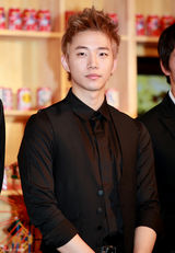 高清组图：韩组合2PM出席代言活动 穿正装帅气有型