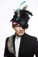 组图：严屹宽写真迷幻魅惑 气质宛如黑夜骑士