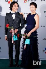 组图：韩孝珠玉泽演等众星亮相釜山电影节蓝毯