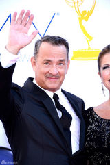 组图：汤姆-汉克斯挽爱妻亮相艾美奖红毯面色红润