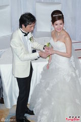 组图：张美妮穿传统裙褂出嫁 新郎深情热吻