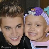 组图：比伯与患病女童合影笑容童真