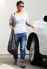 高清组图：哈利-贝瑞街拍 九分牛仔裤搭配平底鞋