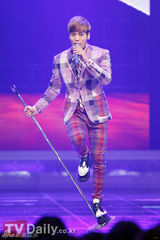 组图：韩女团舞台装尺度无下限 薄纱透视露底