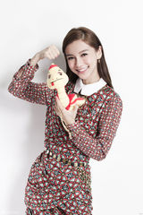 组图：Angelababy本命年贺岁写真 要做活力闪蛇