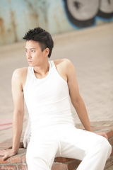 组图：巫迪文EP写真曝光 大方裸露“健康男色”