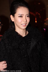 组图：戚薇不受出柜传闻影响 面带微笑任拍