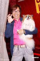 幻灯图：《财神到》宣传派发红包 谭咏麟被赞人好