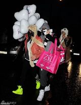 组图：《速激》女星伦敦夜生活 携女友似双性恋