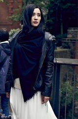 组图：小宋佳一裙巧搭随性街拍展浪漫风情