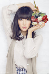 组图：白百何冬日封面大片展现个性小清新