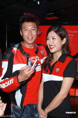 组图：周家蔚新车发布性感秀腿 洪天明恩爱探班娇妻