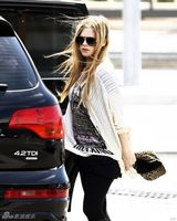 组图：艾薇儿与未婚夫黑白配 豹纹潮装内衣带滑落