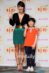 组图：严正花等出席新片《妈妈》媒体首映