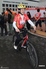 组图：邓兆尊兄妹参与单车赛 毛舜筠将再拍喜剧