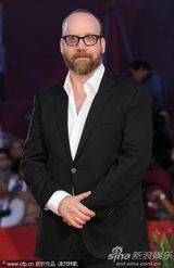 《巴尼的人生》首映 日本导演清水崇戴兔子头套抢镜