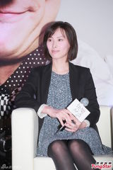 组图：梁洛施复出演舞台剧 穿黑丝短裙秀长腿