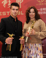 组图：奖项得主后台亮相 张家辉亲吻奖杯