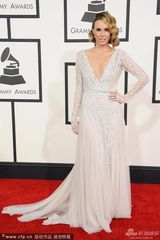 组图：女主持Keltie Knight白色拖地裙抢镜