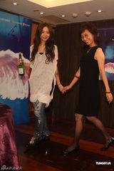 组图：陈绮贞演唱会加场顺利落幕 开香槟庆功