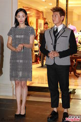 组图：吴奇隆白百何站台捞金 着装默契似情侣