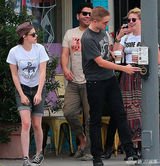 组图：暮光情侣再度复合 十指紧扣逛街秀恩爱