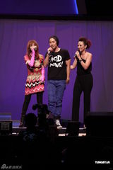 组图：萧亚轩公益活动劲歌热舞 吴建豪秀自弹自唱