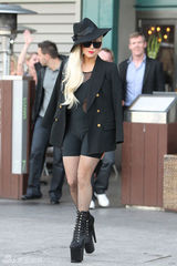 组图：Gaga午后全黑造型悉尼街头漫步