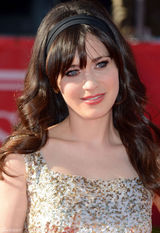 组图：佐伊妹妹着金色亮片裙甜美走红毯