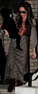 组图：辣妹复古连衣裙抱女现身 与家人外出吃晚餐