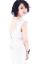 组图：董璇写真性感绽放 卷发尽显轻熟女风情