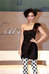 组图：郑秀文低胸性感亮相 笑言收婚戒重在心意