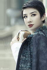 组图：黄奕冬日街拍英伦复古帅气优雅